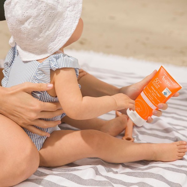 Avene Suncare Intense Protect Spf50+ Face & Body Ultra Water-Resitan Fluid for Sensitive Skin - for Babies, Children, Adults 150ml (Αντηλιακό για Όλη την Οικογένεια για Πρόσωπο & Σώμα, Χωρίς Άρωμα)